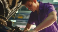 Mehaničar popravlja automobil